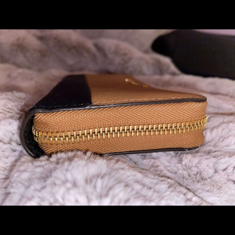 • Michael Kors 2 Toned Wallet • - Picture 8 of 8
